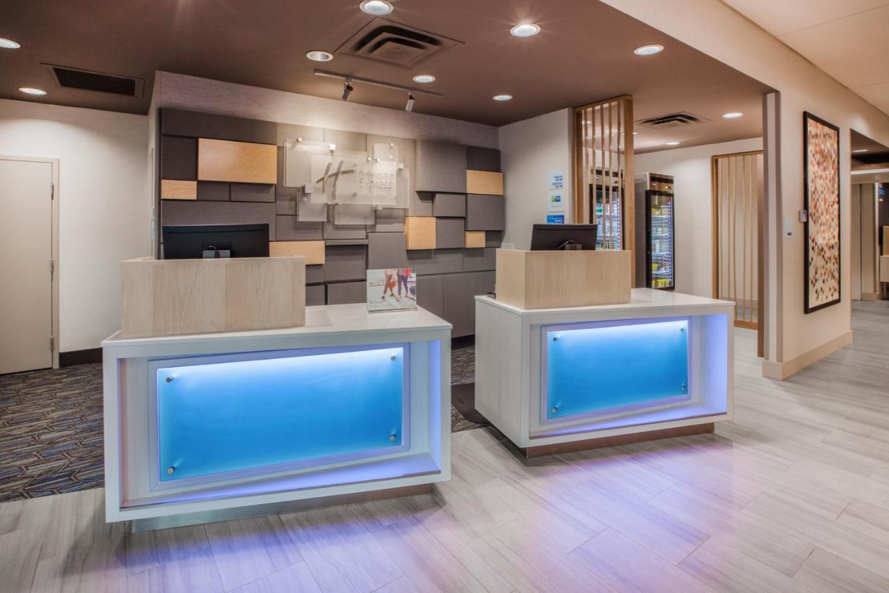 Holiday Inn Express & Suites - Canton By Ihg Exterior photo